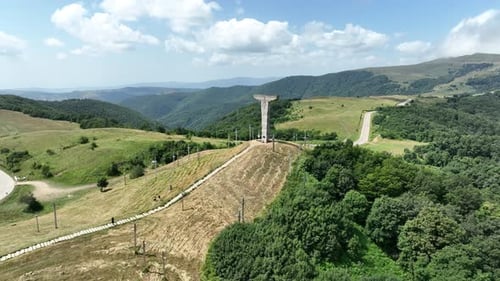 Vue aérienne du célèbre monument de bataille de Didgori avec des épées géantes et un amphithéâtre