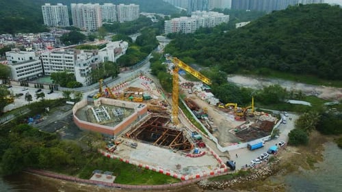 Un Zumbido panorámico disparado sobre una obra en construcción dentro de una ciudad
