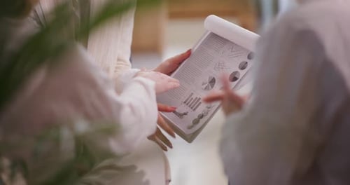 Drei Frauen diskutieren und analysieren den Verkaufsfinanzbericht