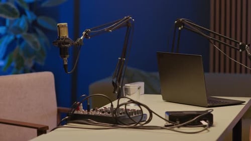 Modernes Podcasting-Studio-Interieur mit Mikrofonen und Mischpult