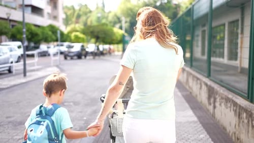Mutter und Sohn gehen zusammen zur Schule