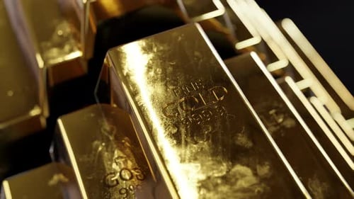 Nahaufnahme einer Pfanne mit feinen Goldbarren