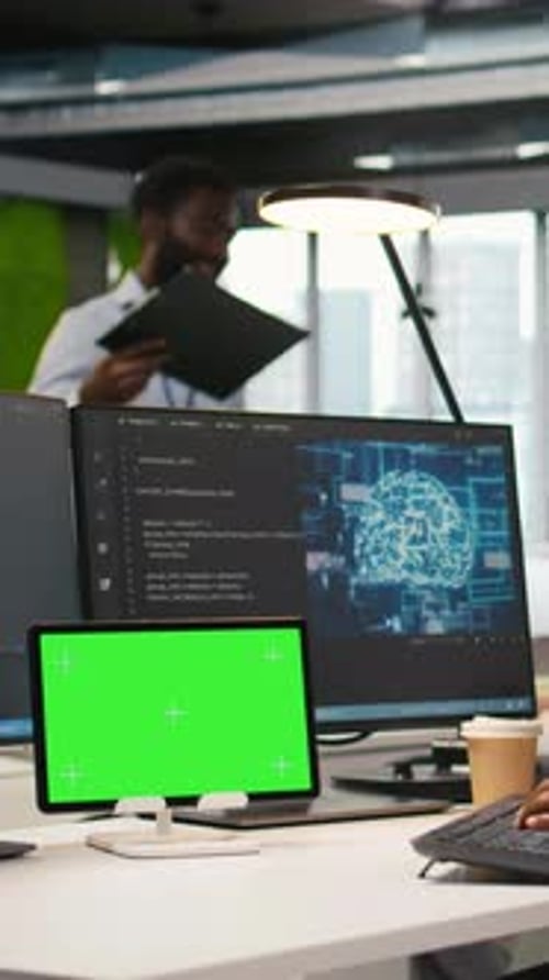 Administrateur Vidéo vertical utilisant une tablette à écran isolé pour Coder un logiciel de débogage d'algorithmes d'IA