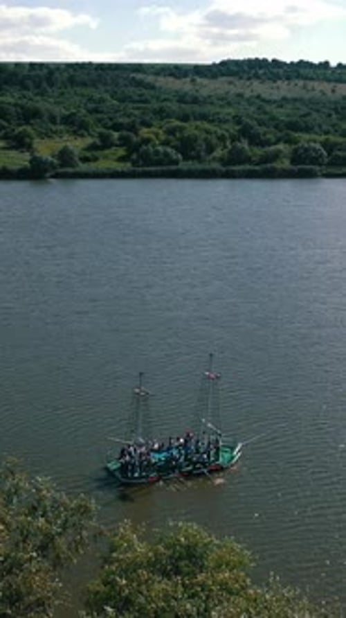 Vieux bateau flottant dans le fond de la rivière. Excursion en bateau le long de la rivière. Vue aérienne