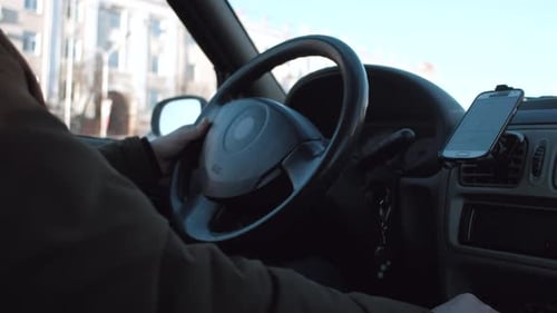 a mão do motorista controla o carro