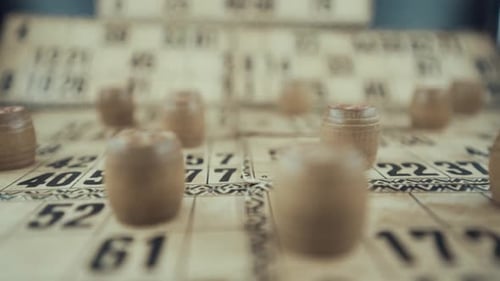 Vidéo d'un plateau de bingo, lumières de studio, 120 images par seconde, ralenti, chiffres en bois, images brutes, loterie