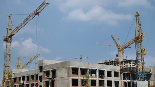 Sitio de construcción con grúas de gran altura