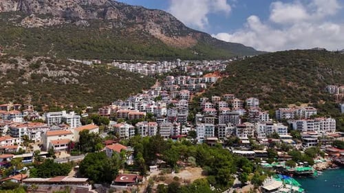 Luftaufnahme der Hügelstadt Kas in der Türkei