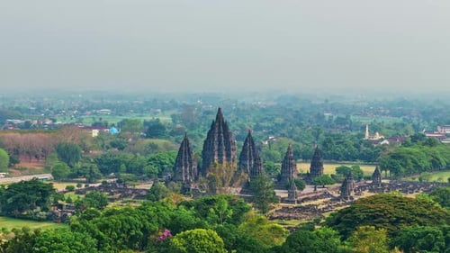 Drone volant vers le temple de Prambanan depuis l'arrière des arbres. Un magnifique thé hindou