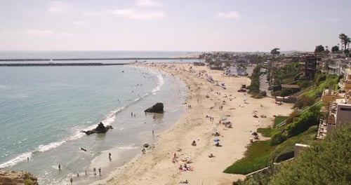Menschen, die den Corona Del Mar State Beach Park an einem sonnigen Tag vom Inspiration Point Lookout in Cal aus genießen