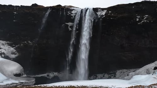 Langsames Fallen von Wasser aus einem Wasserfall