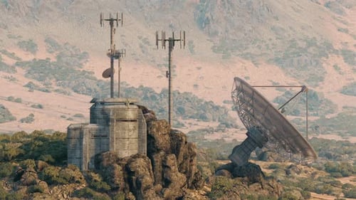 Estructuras de bases militares con torres de comunicación en terreno montañoso
