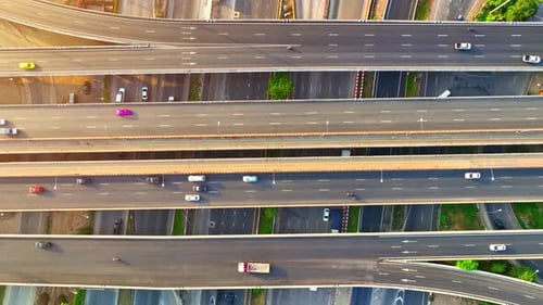Autobahnkreuzung oder Autobahnkreuzung aus der Vogelperspektive, Drohne