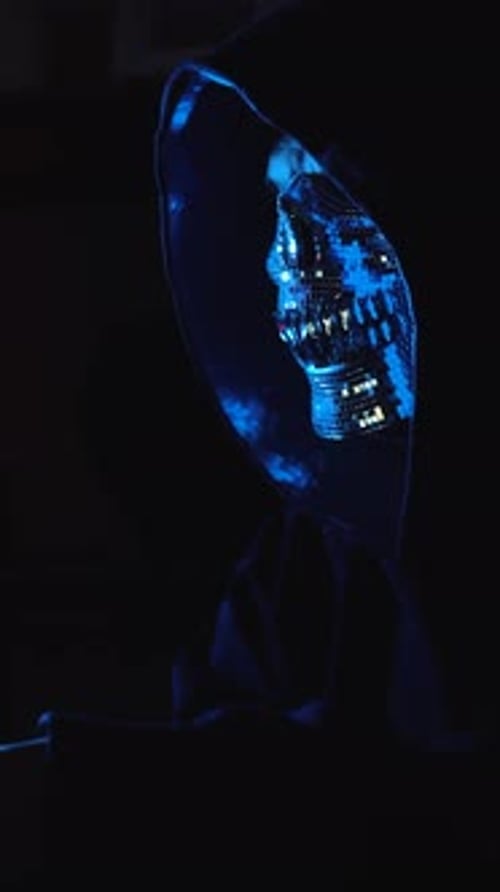 Hacker clandestino percorrendo lojas da Dark Web em um laptop em uma sala escura em busca de um conceito de ilegal on-line