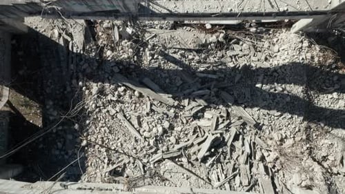 AÉRIENNE : Des blocs de ciment reposent sur le sol après la démolition du stade national de Lituanie