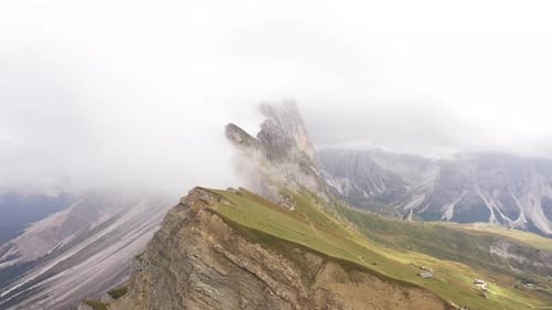 Vidéo aérienne du mont Seceda dans les Alpes, Dolomites, Italie