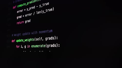 Mann arbeitet mit Chatbot AI Online, verbindet sich mit KI und verwendet eine Chatbot IT-Engineer-Software