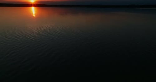 Wunderschöner herrlicher goldener Sonnenuntergang über dem See