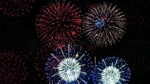 Echtes Feuerwerk Explosion auf Rauch, neblig, schwarz