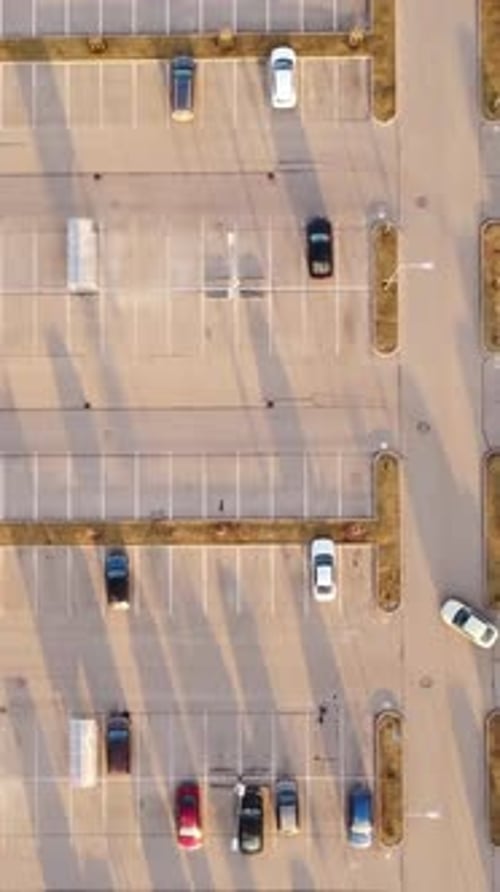 Zumbido de arriba hacia abajo de una estructura de estacionamiento urbano