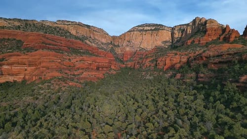 Weite Luftaufnahme von roten Felsenbergen, die im Sedona Canyon fliegen