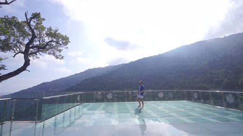 Jeune homme qui danse.