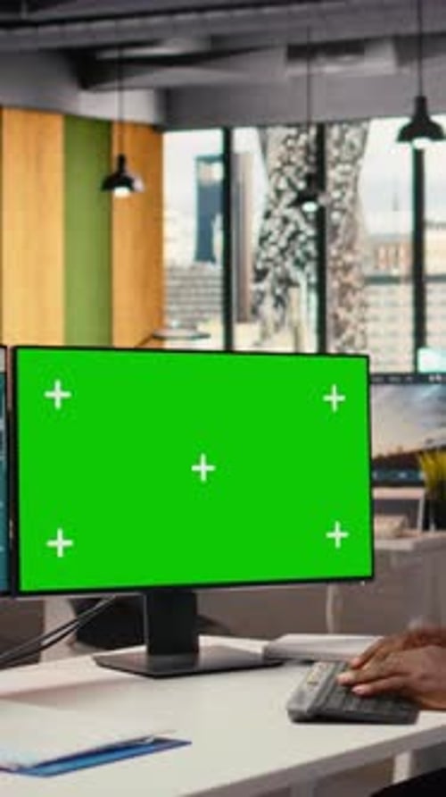 Ingenieur für erneuerbare Energien arbeitet mit einem Greenscreen-Computer an einer Windkraftanlage
