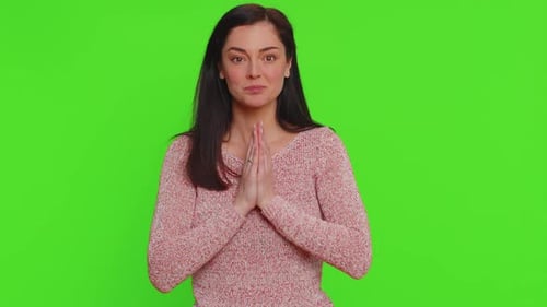 Junge Frau betet aufrichtig zu Gott, vergib mir, bittet um Entschuldigung, bittet um Hilfe, flehende Miene
