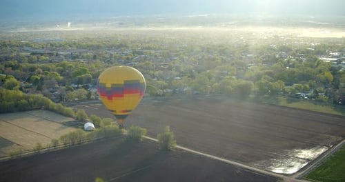 Globo aerostático despegando del campo, aventura aérea con Zumbidos