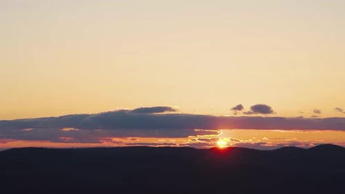 Wunderschöner Sonnenuntergang hinter einem Berg