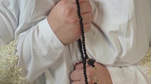 Junge muslimische Frau in weißer Gebetskleidung und Kopftuch 02