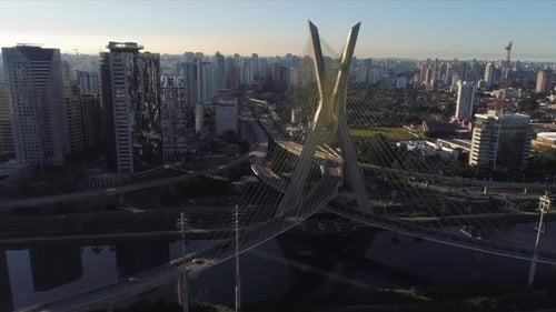 Vista aérea da ponte Estaiada, rio Pinheiros e os edifícios ao fundo, São Paulo, Brasil