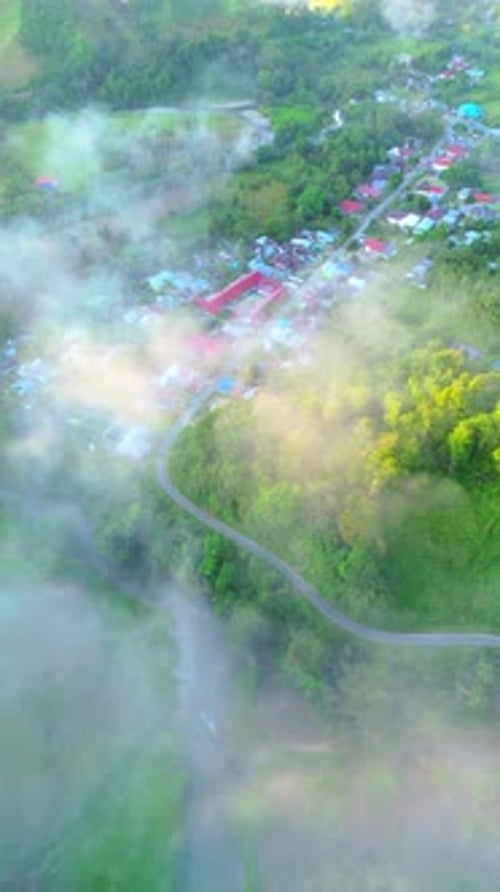 Vue aérienne d'un village dans le brouillard