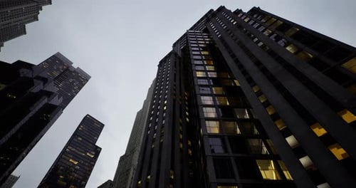 Los altos edificios de la ciudad se elevan contra un cielo nublado durante las horas del crepúsculo