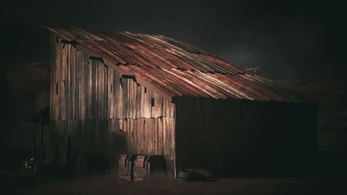 Granero rústico bajo una iluminación Dramática en un entorno rural remoto