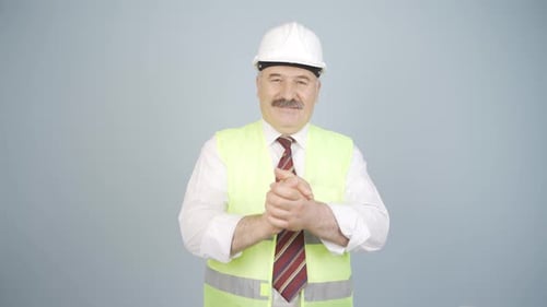 Ingénieur faisant un signe de confiance devant la caméra.