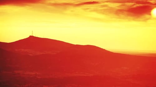 Sonnenuntergang in den Bergen. Zeitraffer