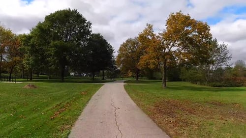 Caminhando Hyperlapse no parque durante o outono (outono) 4K - Ciclovia