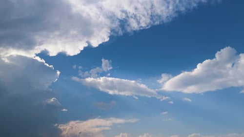 Weiße Cumuluswolken in Zeitlupe, mehrschichtiger blauer Himmel