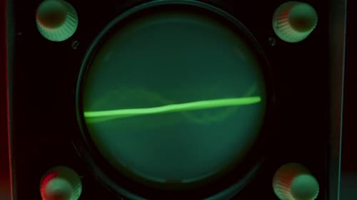 Tela de osciloscópio exibindo linha verde e formas de onda que se cruzam