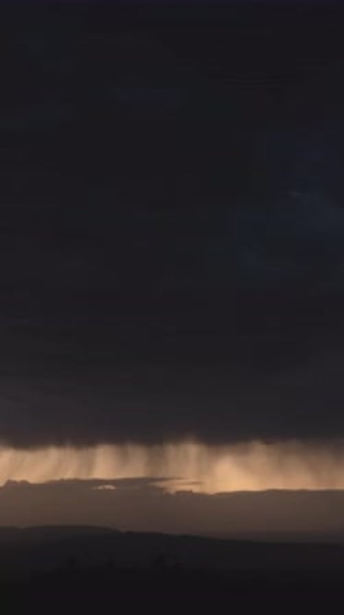 Nuages de pluie de la Vierge sur un paysage désertique avant le lever du soleil Timelapse vertical