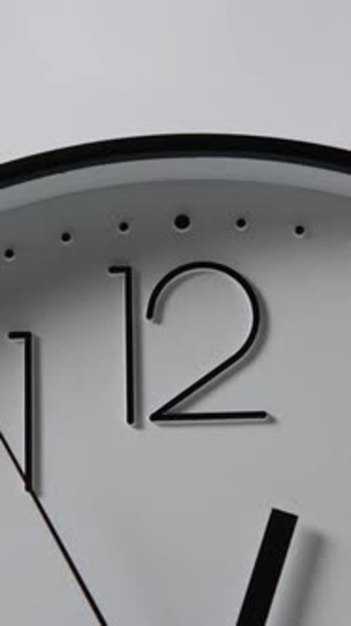 As sombras diminuem à medida que o tempo começa de novo