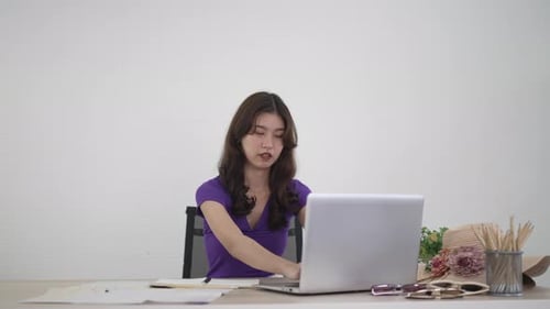 Jovem trabalha remotamente em casa.