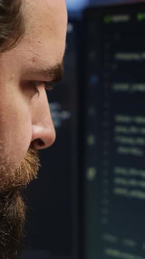 Un ingénieur logiciel soucieux de se concentrer sur la recherche de bogues de code de près