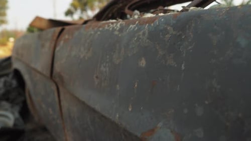 Ausgebranntes und beschädigtes Auto in Paradise, CA