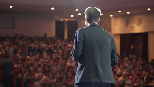 Pessoa fala sobre marketing para estudantes universitários para vendas bem-sucedidas para a faculdade