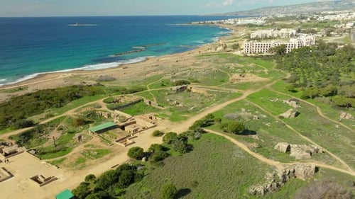 Vue aérienne des tombeaux des rois, ruines antiques de Paphos, à Chypre, près de la côte.