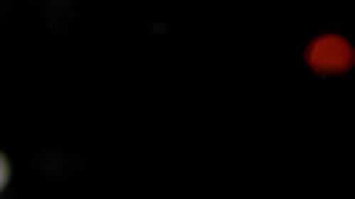 Collider-Kollektion: Mehrfarbiger Konfetti-Effekt, der über einem schwarzen Hintergrund flackert