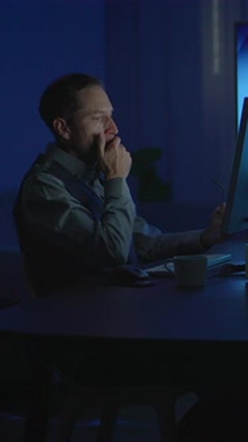 Un professionnel concentré et engagé qui travaille tard le soir pour maintenir sa productivité