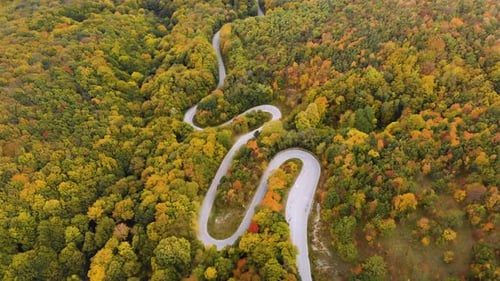 Images aériennes prises par un Drone d'une route de montagne sinueuse en automne - 12.10.2018, Sliven, Bulgarie